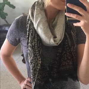 🎉 Gray blue and black paisley printed scarf
